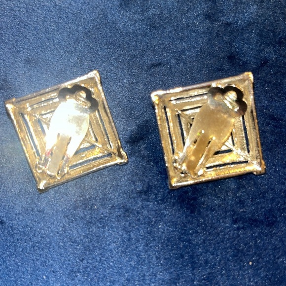 Beautiful clip on earrings - Picture 3 of 4